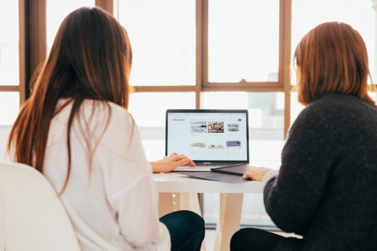 two people discussing website